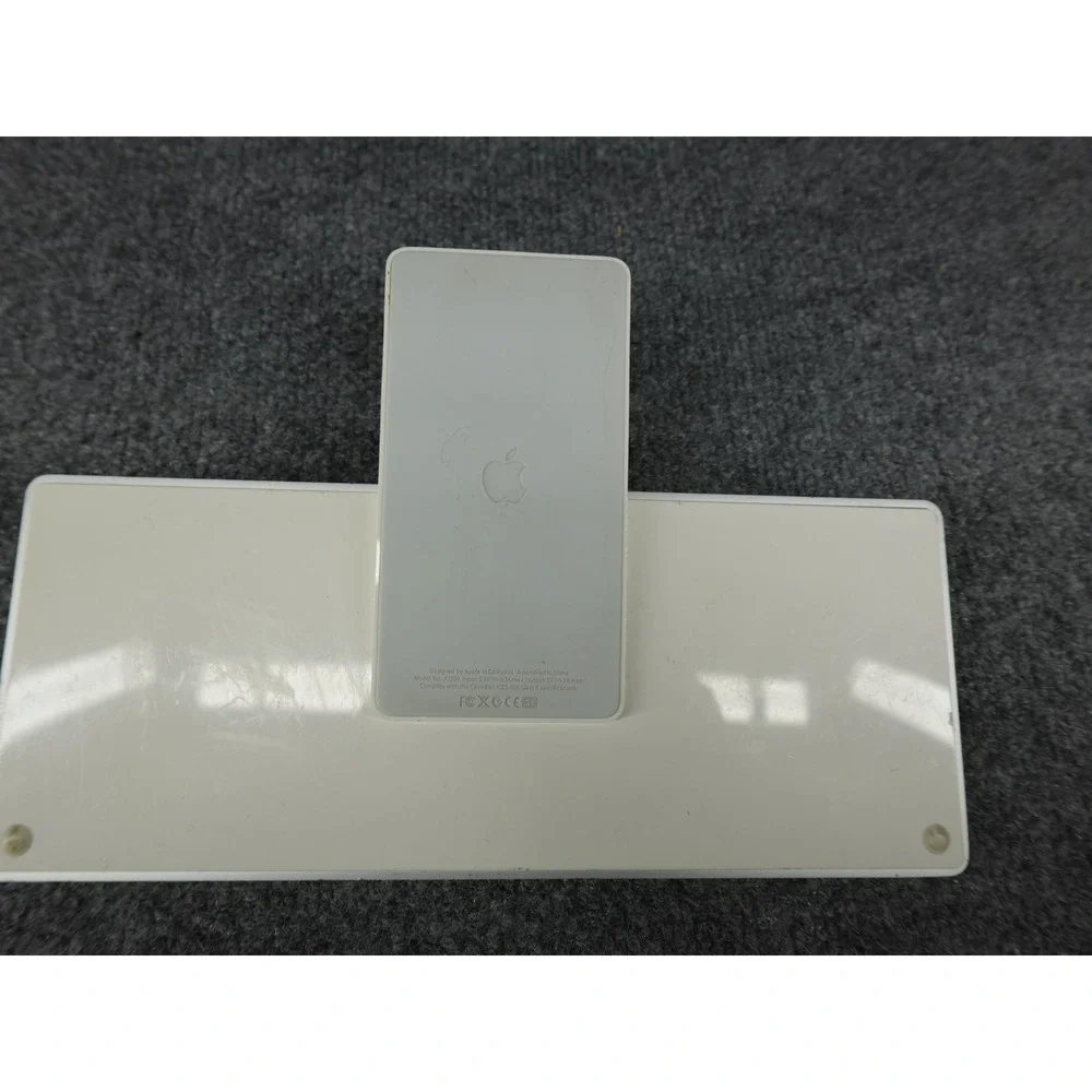 Apple iPad Keyboard Dock‎ A1359 Silver White Good 30-pin Connector Aluminum